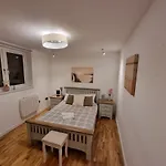 Spacious & Central London Park Ground Floor Flat